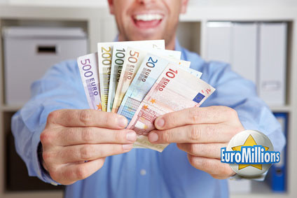 Mann freut sich mit Euro-Scheinen in den Händen